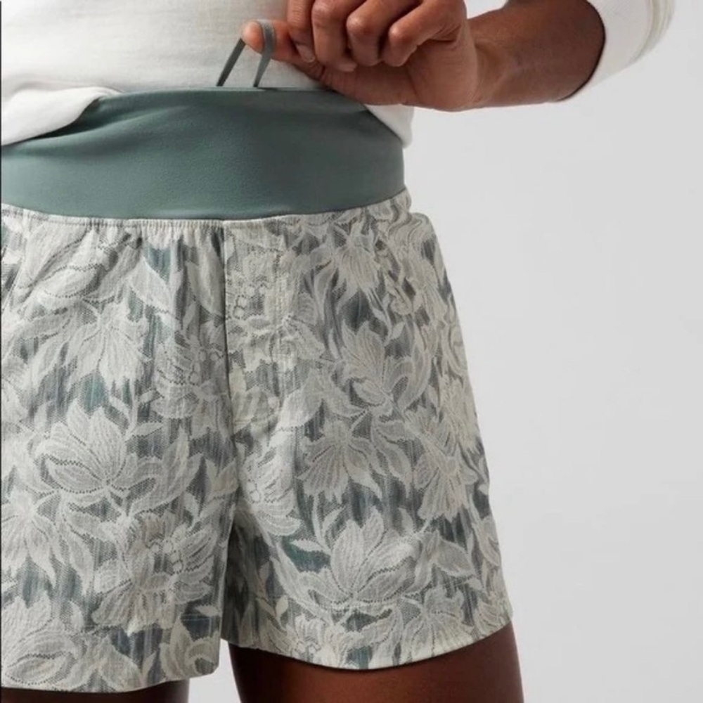 Athleta Trekkie North Short Ethereal Bloom Magnolia White Floral Boho Size 2 - Picture 3 of 15
